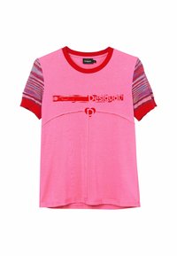 Rosa t-shirt med röda detaljer och mönstrade kortärmar. Har "Desigual"-logotypen framtill och en rundad halsringning.