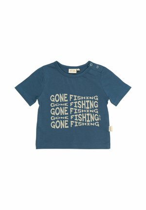 Lühiadeeliste sinise puuvilla T-särk, mille esiküljel on erineva suurusega valge tekst "GONE FISHING", ja õlavarre nööbid mugavaks selga panemiseks.