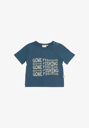 Rövid ujjú kék pamut póló, fehér "GONE FISHING" felirattal, különböző méretekben az elején, vállgombokkal a könnyű felvétel érdekében.