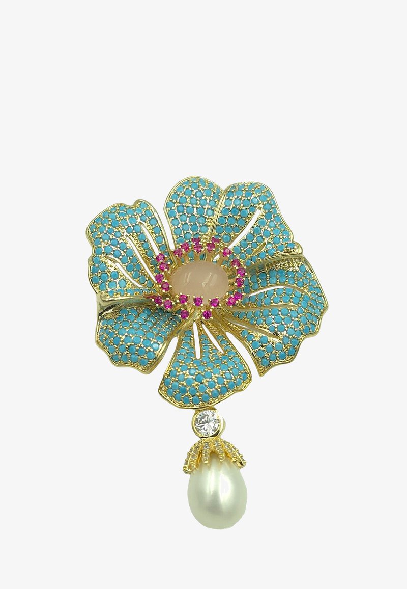 Broche fleur en or avec des pétales turquoise, des pierres précieuses roses autour d'une pierre centrale beige, et une perle suspendue accompagnée d'une goutte de gemme claire.