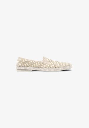 Chaussures à enfiler en textile tissé beige clair avec des motifs en zigzag, une semelle en caoutchouc blanche et des panneaux élastiques sur les côtés pour un enfilage facile.