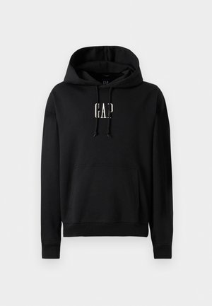 Sort hætte sweatshirt lavet af fleece materiale, med en frontlomme, ribbede manchetter og et hvidt "GAP" logo på brystet.
