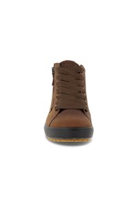 Zapatillas altas de cuero marrón con punta redonda, lengüeta texturizada y suela de goma. Cuenta con cordones prominentes y una cremallera lateral para facilitar el uso.
