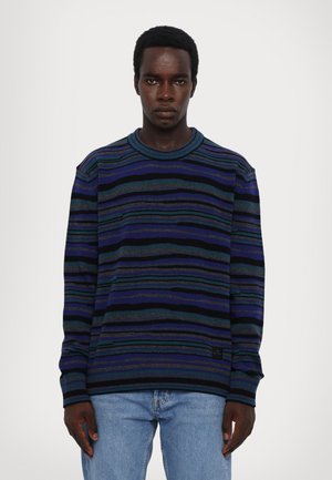 Maglione da uomo blu navy con strisce orizzontali verdi, nere e grigie. Texture morbida, collo a giro e polsini a costine. Design casual.