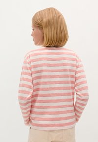 Langarmshirt mit abwechselnd pink und weißen horizontalen Streifen, aus leichtem Stoff mit lockerer Passform und rundem Ausschnitt.