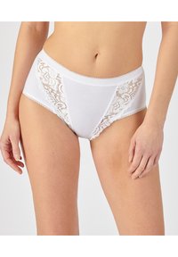 Witte hoogoplopende slip met een bloemenkant zijpaneel, zachte katoenmaterialen, en een delicate gegolfde rand aan de tailleband.