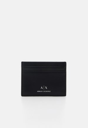 Mustekko mustasta nahasta, jossa on useita korttipaikkoja, efektoitu logo "A|X ARMANI EXCHANGE" edessä ja sileä pinta.