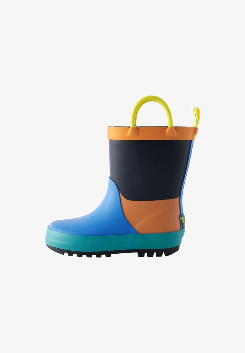 Botte de pluie en caoutchouc pour enfant en bleu, orange et noir avec des poignées jaunes et une semelle bleu canard avec une semelle extérieure noire.