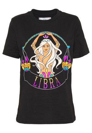 Musta t-paita, jossa on värikäs Vaaka-zodiac-kuvio, jossa on naispuolinen hahmo valkoisine lainehtivine hiuksineen ja tasapainoiset vaa'at, jotka ovat sanan "VAAKA" yläpuolella.