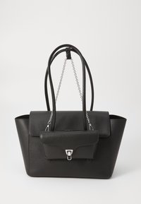 Sac à main en cuir noir avec deux anses supérieures, une poche avant amovible et des accents en chaîne argentée. Surface texturée et forme structurée.
