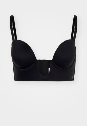 Soutien-gorge noir avec bonnets moulés, bretelles ajustables et une découpe au centre. Le matériau est lisse avec un léger éclat. Présente le logo de la marque sur le côté.