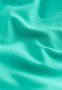 Tissu turquoise, texture lisse, finition légèrement brillante, avec un éclat subtil et des plis doux, mettant en valeur un matériau léger et respirant.