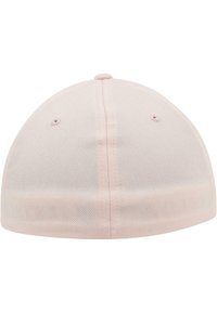 Căciulă roz cu o coroană rotunjită, textură netedă și detalii cusute. Un buton mic pe vârf și găuri de ventilație sunt vizibile.