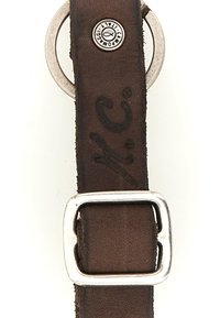 Cintura in pelle marrone con fibbia in metallo silver e anello circolare. Presenta lettere nere in rilievo e un emblema brandizzato silver.