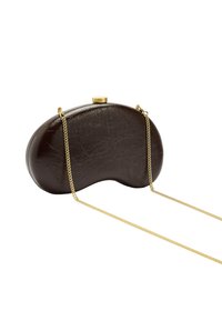 Brązowa skórzana kopertówka o zaokrąglonym, przypominającym fasolę kształcie. Posiada złoty łańcuszkowy pasek i metaliczne zapięcie u góry. Teksturowane wykończenie.