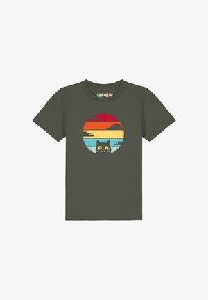 Donkergroen T-shirt met korte mouwen en een rond retro zonsondergangontwerp met horizontale strepen en een zwarte kat die met gele ogen gluurt.