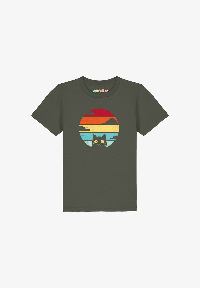 Dunkelgrünes T-Shirt mit kurzen Ärmeln und einem runden Retro-Sonnenuntergangs-Design mit horizontalen Streifen und einer schwarzen Katze, die mit gelben Augen hervorschaut.