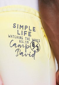 Camp David MIT LABEL PRINTS - Shorts - banana sun