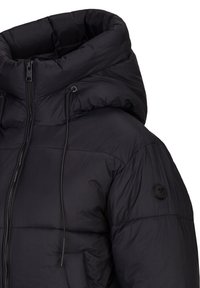 Zwarte pufferjack met een hoge kraag, ritssluiting, verstelbare trekkoorden en een ronde logopatch op de mouw. Glad, gewatteerd textuur.