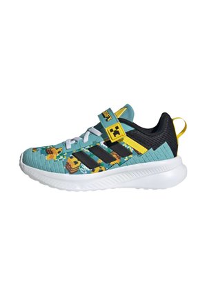 Zapatilla deportiva infantil con diseño pixelado en menta, negro y amarillo, rayas negras, suela blanca y tira y lengüeta con temática de Minecraft.