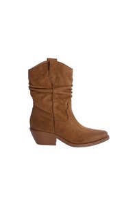 Bota de vaquero de ante marrón con diseño arrugado, punta afilada y tacón apilado. Presenta costuras sutiles y una lengüeta en la parte superior.