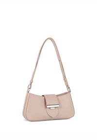 Borsa a tracolla in pelle rosa con forma curva, chiusura a patta e dettaglio metallico. Dotata di una singola tracolla regolabile.