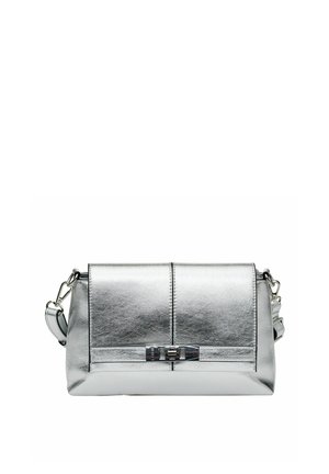 Sac en bandoulière métallique argenté avec une fermeture à rabat, forme rectangulaire élégante et bandoulière amovible avec un fermoir métallique.