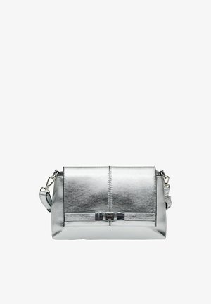 Borsa a tracolla metallica argento con chiusura a patta, forma rettangolare elegante e tracolla staccabile con gancio metallico.