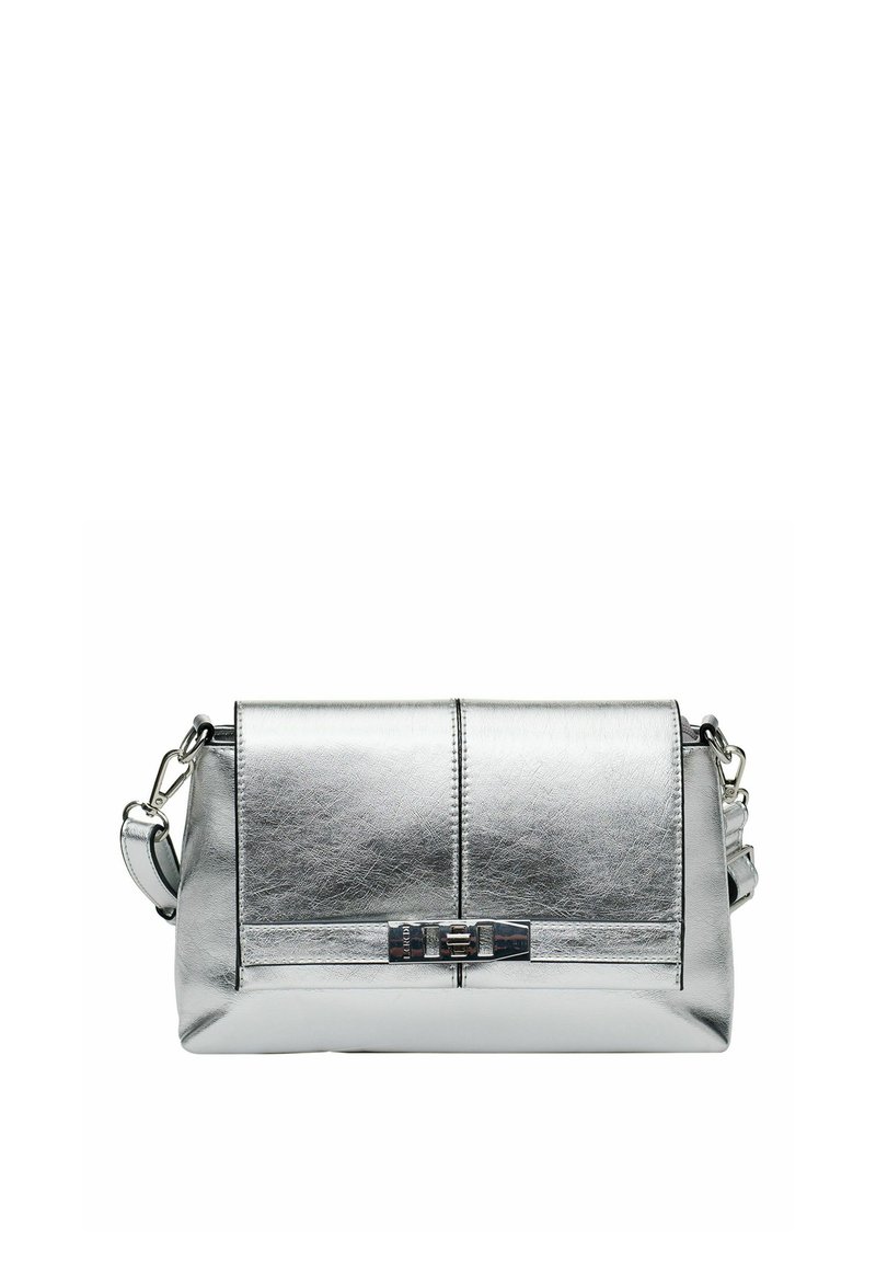 Sac en bandoulière métallique argenté avec une fermeture à rabat, forme rectangulaire élégante et bandoulière amovible avec un fermoir métallique.