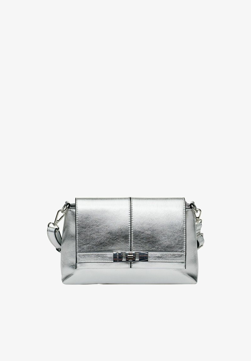 Bolso bandolera metálico plateado que cuenta con un cierre con tapa, una forma rectangular elegante y una correa desmontable con un cierre metálico.