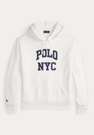 Hvid hættetrøje med "POLO NYC" trykt i marineblåt på forsiden og et lille broderet logo på venstre ærmekant.