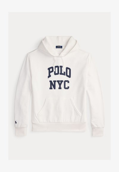Λευκό φούτερ με κουκούλα με την επιγραφή «POLO NYC» σε ναυτικό μπλε στο μπροστινό μέρος και μικρό κεντημένο λογότυπο στο μανσέτα του αριστερού μανικιού.