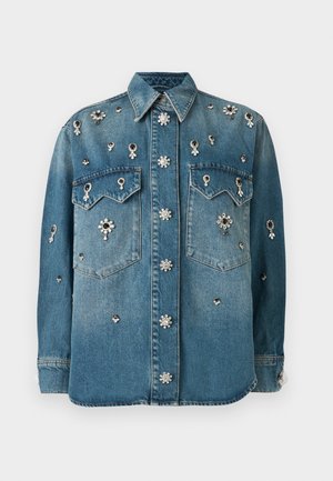 Jeansjacke mit langen Ärmeln, vorderer Knopfleiste, zwei Brusttaschen, verziert mit gruppierten schwarzen und weißen Strasssteinverzierungen.