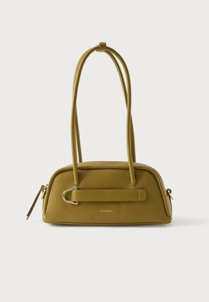 Sac à main en cuir vert olive avec une forme structurée, des bretelles doubles pour l'épaule et un accent en métal décoratif à l'avant. Fermeture éclair.