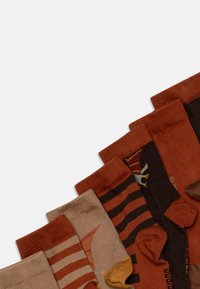 Set von Socken in warmen Erdtönen, mit unterschiedlichen Designs, darunter Streifen und Grafiken. Hergestellt aus gestricktem Material mit glatter Textur.