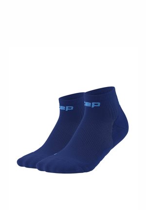 Paar dunkelblaue Knöchelsocken mit hellblauem Logotext am Bündchen, gerippter Struktur und nahtlosem Zehenbereich.