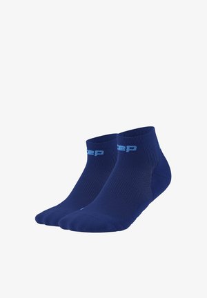 Paar dunkelblaue Knöchelsocken mit hellblauem Logotext am Bündchen, gerippter Struktur und nahtlosem Zehenbereich.