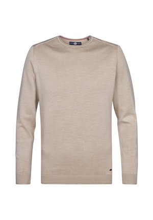 Beiger Langarm-Pullover mit Rundhalsausschnitt, gerippten Bündchen und Saum, kleinem Logo in Saumnähe und feinem Streifendetail im Krageninneren.