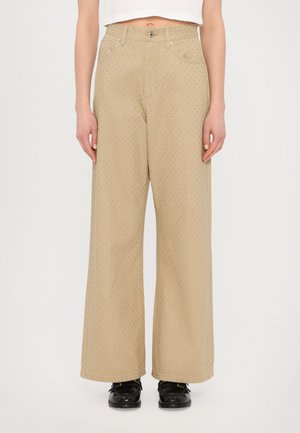 GABARD VERSION STARS - Leveälahkeiset - beige