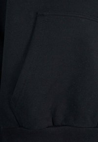 Sudadera negra con bolsillo frontal, hecha de un tejido suave y texturizado, con puños y dobladillo acanalados. Diseño simple, sin patrones ni acentos.