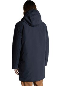 Marinblå huva parka med ren design, något förlängd passform och slät textur. Har en dold dragkedja och sidofickor.