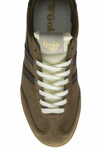Bruine suède sneakers met witte veters, zwarte zijstrepen en een beige tong met het gouden "Gola" logo.