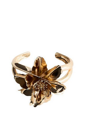 Bague manchette ouverte ton doré avec un design floral détaillé, pétales texturés et anneau arrondi.