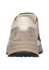 Graue Wildleder-Sneaker mit beigem Lederabsatz und schwarzen Akzenten. Dicke gepolsterte Sohle mit strukturiertem Muster für Traktion. Die Rückansicht zeigt das Nähdetail.