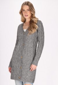 Cardigan grigio lavorato a maglia con un motivo a treccia, caratterizzato da un collo a V e cinque bottoni dorati sul davanti. Maniche lunghe e tessuto testurizzato.