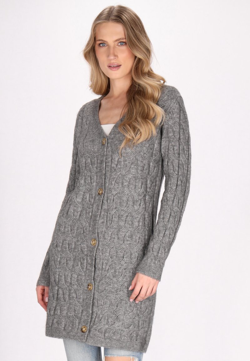 Cardigan grigio lavorato a maglia con un motivo a treccia, caratterizzato da un collo a V e cinque bottoni dorati sul davanti. Maniche lunghe e tessuto testurizzato.