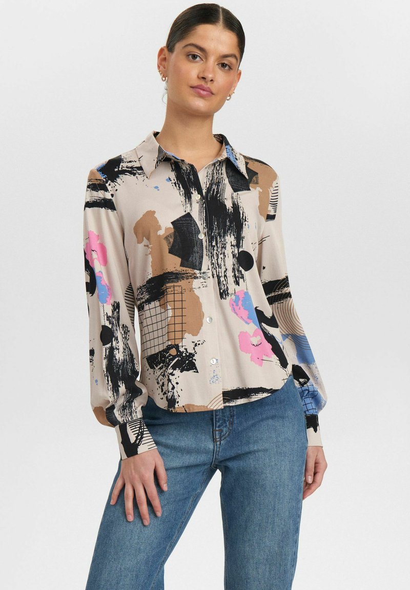 Langärmliges, knöpfbares Hemd aus beigem Stoff mit abstrakten Mustern in Schwarz, Pink und Blau, mit Kragen und Manschettendetails.