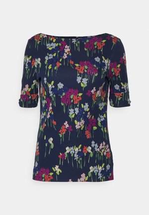 Granatowa bluzka z krótkim rękawem i dekoltem łódkowym, ozdobiona wielokolorowym nadrukiem kwiatowym w odcieniach czerwieni, fioletu, różu, bieli i zieleni.