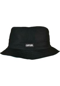 Schwarzer Bucket Hat aus strukturiertem Stoff, mit flacher Krone, breiter Krempe und einem kleinen rechteckigen Logopatch auf der Vorderseite.