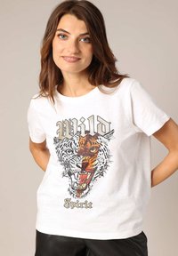 Witte katoenen t-shirt met een grafiek van een tijger- en luipaardgezicht met de tekst "Wild Spirit" eronder, korte mouwen en een relaxte pasvorm.